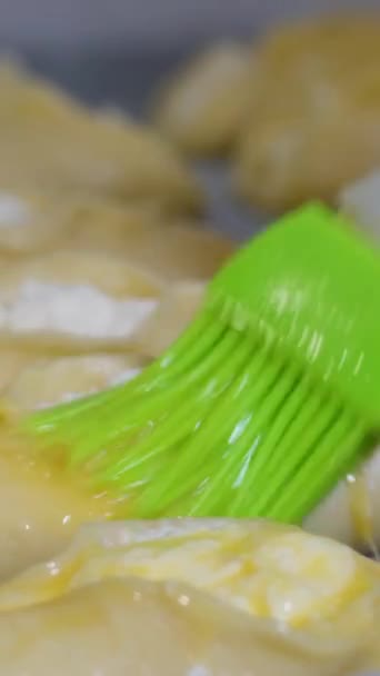 生面团新鲜制作的馅饼 在烤盘上涂上奶酪 用鸡蛋涂成绿色 烤完后再吃 — 图库视频影像
