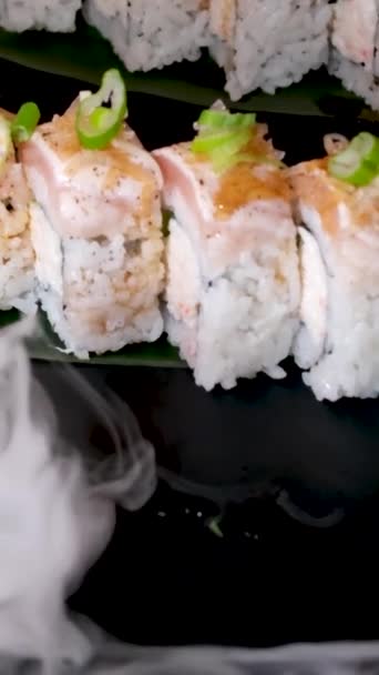 Cameriera Mette Insieme Sushi Geyser Vapore Ghiaccio Secco Fino Grandi — Video Stock