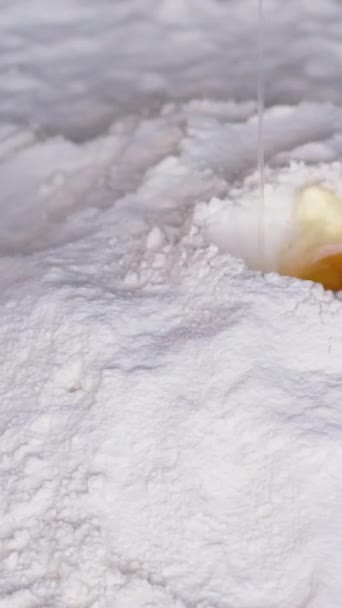 Indah Jatuh Telur Dalam Tepung Jatuh Satu Tempat Dalam Satu — Stok Video