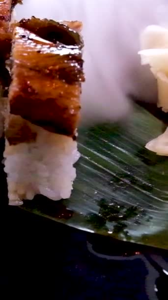 Alimento Restaurante Ásia Sushi Enguia Servido Palma Folha Branco Gengibre — Vídeo de Stock