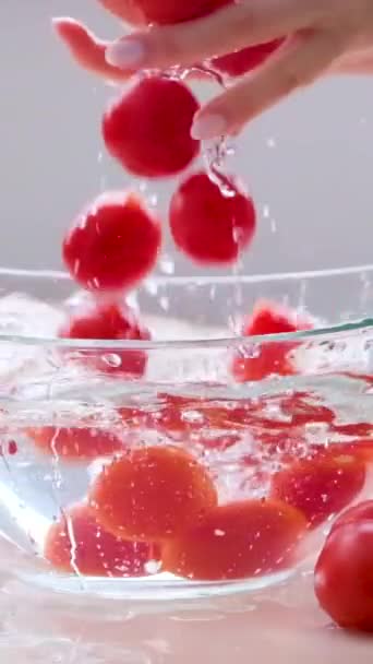 Weibliche Hände Großaufnahme Waschen Kirschtomaten Sauberem Quellwasser Glasschüssel Gelbe Paprika — Stockvideo
