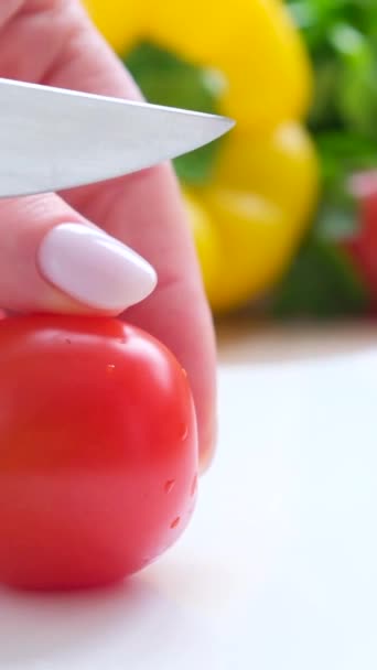 Samica Ręce Wyciąć Pomidory Wiśniowe Białej Desce Cięcia Nóż Tnie — Wideo stockowe