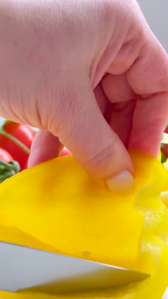 厨师在切菜板上切黄椒 厨师正在小心地将其切成薄片 以制作一份驱逐菜谱 高质量的4K镜头 — 图库视频影像