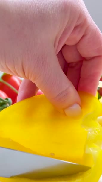 Een Chef Snijdt Een Gele Peper Een Snijplank Chef Snijdt — Stockvideo