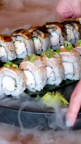 アジア料理日本料理中国バンクーバーカナダはおいしいロールプレートを提供していますドライアイス食べる寿司レストランそれは喜びのような十代の女の子を提供する美しい — ストック動画