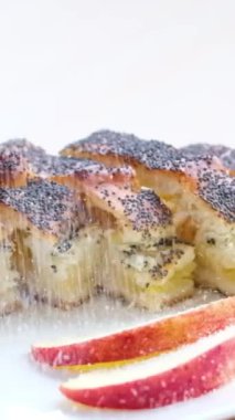 Elma haşhaş tohumlu beyaz tabakta iki dilim kırmızı elma serpiştirilmiş şeker yavaş çekim video lezzetli yemek tatlı şeker 