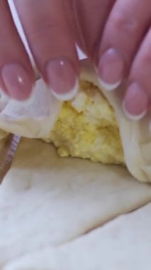 Dişi Eller Rolls Pasta Süreci 'ne Katlanır Pasta pişirme ve kruvasan pişirme süreci için seçilmiş kruvasan Odak Kavramı