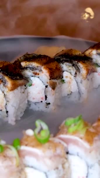 Composizione Diversi Tipi Rotoli Sushi Disposti Tavola Pietra Nera Bacchette — Video Stock