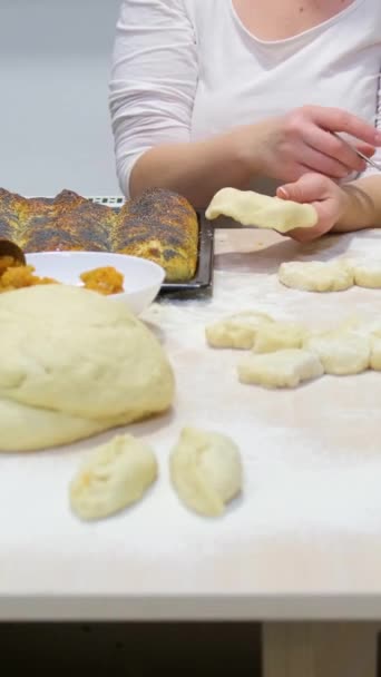 Kadınlar Mutfakta Turta Pişirir Havuç Kabağını Turtaya Koyup Hamurla Kaplarlar — Stok video