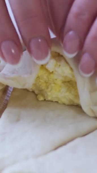 Kobieta Ręce Rolling Ciasto Rolls Proces Pieczenia Dokonywanie Croissant Wybrane — Wideo stockowe