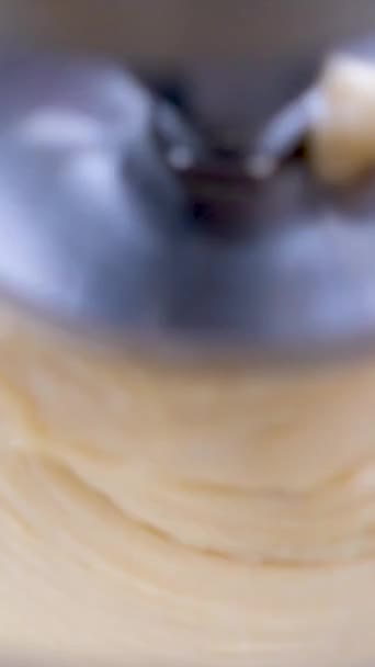 Ekmek Yoğurma Makinesi Ekmek Üretmek Için Yoğurucuyu Vuruyor Yüksek Kaliteli — Stok video