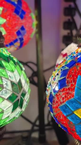 Lyse Flerfarvede Tyrkiske Lamper Hænge Butikken Skinne Forskellige Farver Mosaik – Stock-video