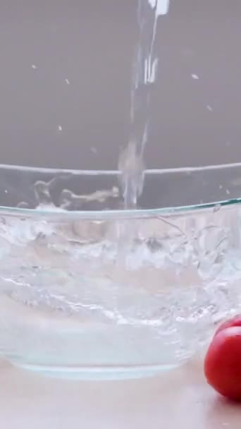 Czysta Woda Jest Wlewana Szklanej Miski Sprayem Wszystkich Kierunkach Pomidorach — Wideo stockowe