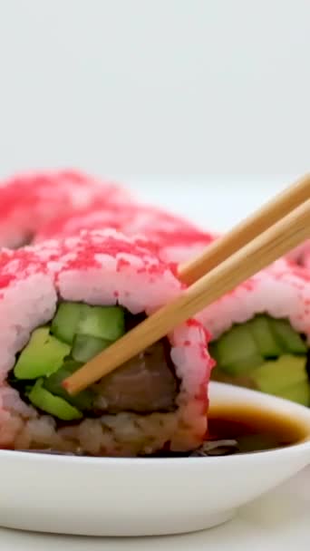 Çinde Yengeç Eti Avokado Salatalıktan Yapılmış Masago Roll Olan California — Stok video