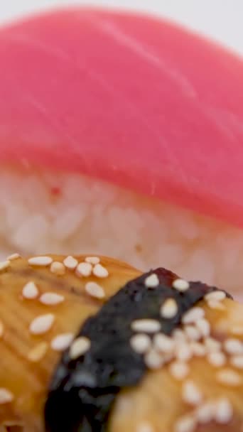 寿司握りと巻きビッグセットをスレート上にアソート マグロ ウナギ 巻き寿司など — ストック動画