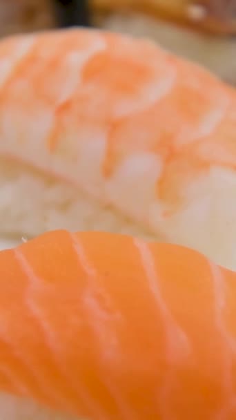 Hůlky Berou Sushi Escolarem Různých Sushi Černém Talíři Tmavém Pozadí — Stock video