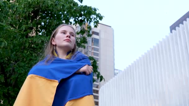 Krásná Ukrajinská Žena Vyšívané Žluté Košili Modré Výšivky Drží Ukrajinskou — Stock video