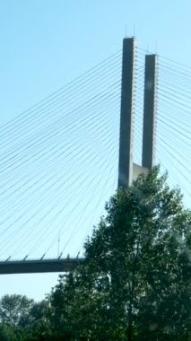 Yeni Pattullo Köprüsü, Surrey ve New Westminster toplumları arasında anahtar bir bağlantıdır. Yeni dört şeritli ücretsiz köprü, kullanan herkese önemli iyileştirmeler sağlayacak