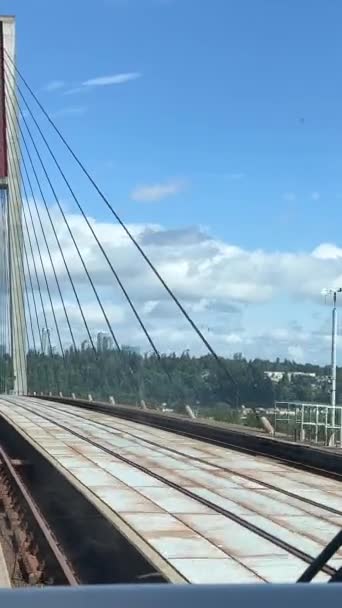 Pattullo Bridge Achterruit Trein Brug Een Andere Blauwe Trein Passeert — Stockvideo