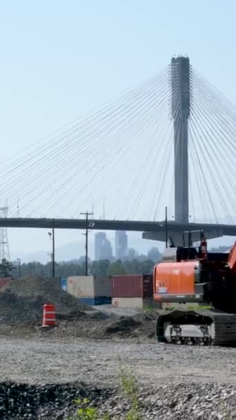 加拿大曼港湾大桥横跨弗雷泽河 在公元前公元前200年 桥底的美丽的白色电缆拍摄了一段不同寻常的有趣的桥段 不列颠哥伦比亚虹吸上的坚固桥铁路地球 加拿大温哥华 2023 — 图库视频影像