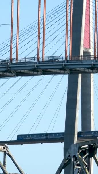 Поезд Альпиниста Пересекает Мост Паттулло Через Реку Фрейзер Суррей Британская — стоковое видео