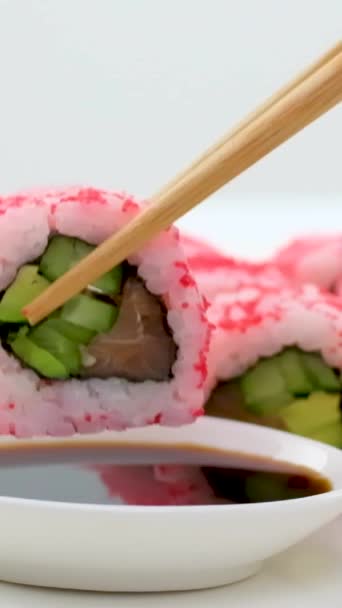 Tradicional Delicioso Rolo Sushi Fresco Definido Fundo Preto Rolo Sushi — Vídeo de Stock