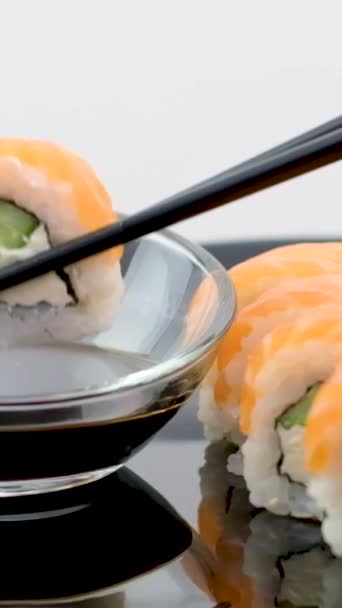 Sushi Roll Philadelphia Salmon Smoked Eel Avocado Cream Cheese Black — Vídeo de Stock