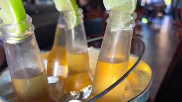 Glas Uppfriskande Iskall Cider Med Kalk Utanför Närbild Högkvalitativ Film — Stockvideo