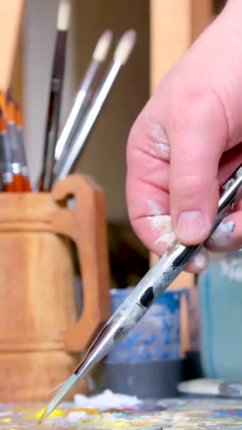 Ressam Palet Kaplamalı Yağlı Boya Fırçası Resmi Çiziyor Yüksek Kalite — Stok video