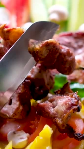 户外烤架用木炭烤什锦烤面包 男人用刀叉一碗地把烤好的猪肉从烤架上取出来 高质量的4K镜头 — 图库视频影像