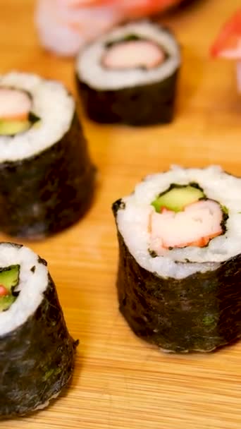 Spaß Teenageralter Junge Mädchen Film Auf Laptops Essen Sushi Der — Stockvideo