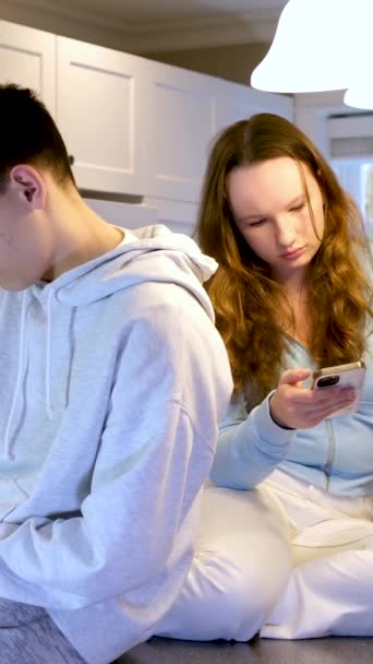 Gençler Mutfak Masasında Oturup Gücenmiş Bir Şekilde Surat Asıyor Telefonu — Stok video