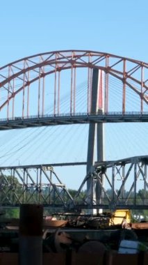 Dağcı treni Pattullo kemer köprüsünü geçiyor Fraser Nehri Surrey üzerinden, Britanya Kolumbiyası, Kanada. Suyun üzerinde uzun süre köprü var. Gökyüzü Tren Köprüsü.