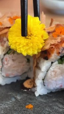 Black DRAGON ROLL Yengeç Eti, Avokado, Kappa Unagi, Avokado, Balık Gevreği ve Çiçekle süslenmiş Balık Restoranı