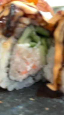 Black DRAGON ROLL Yengeç Eti, Avokado, Kappa Unagi, Avokado, Balık Gevreği ve Çiçekle süslenmiş Balık Restoranı