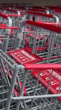 Costco toptan satış süpermarketi. İnsanlar büyük arabalarla alışverişe gidiyor. Kanada Vancouver 'da alışveriş yapıyorlar. 