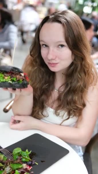 Jovem Adolescente Menina Branco Top Branco Europeu Mulher Come Restaurante — Vídeo de Stock