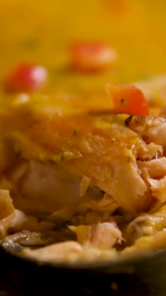 Filete Salmón Horno Con Salsa Crema Girando Sobre Fondo Negro — Vídeos de Stock