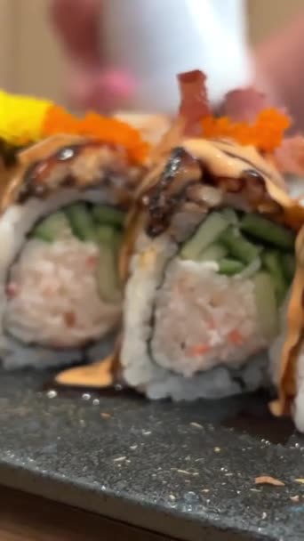 Black Dragon Roll Crabmeat Avocado Kappa Met Unagi Avocado Fish — Stockvideo