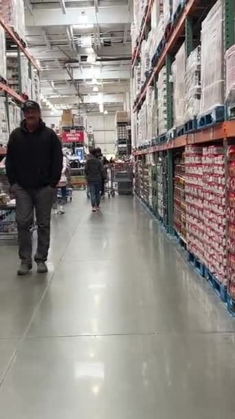 Costco Nagykereskedelmi Szupermarket Élelmiszerekkel Emberek Vásárolni Mennek Nagy Szekerek Felvette — Stock videók