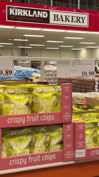 コストコ食料品の卸売スーパーマーケットは 商品のショッピングを拾う大きなカートに行くカナダバンクーバーBc 2023 — ストック動画