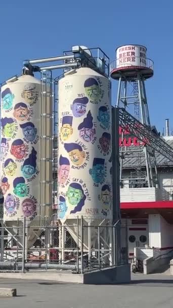 加拿大温哥华不列颠哥伦比亚省红色卡车啤酒酿造厂运输冰箱街标牌 — 图库视频影像