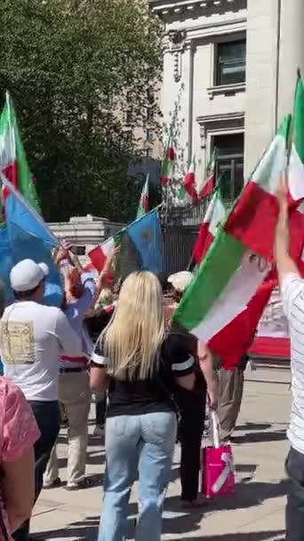 イランの人々の反乱はデモにフラグを立てます彼らの国のテロとの戦争に対する人権の防衛とカナダバンクーバーの叫び03 2023 — ストック動画