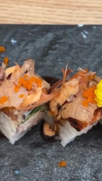 Black Dragon Roll Crabmeat Avocado Kappa Unagi Avocado Fish Flakes — Stockvideo