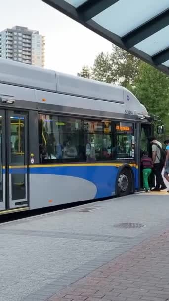 Linia Autobusu Ludzie Stoją Linii Prostej Dzieci Przechodzą Przed Kamerą — Wideo stockowe
