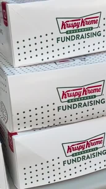 Krespy Kreme Recaudación Fondos Jóvenes Asiáticos Venden Donuts Multitud Viene — Vídeo de stock