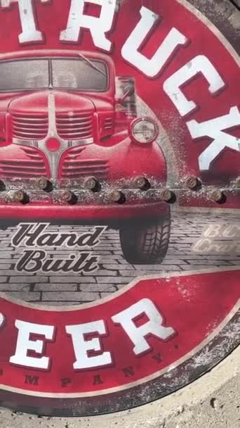 Červený Kamion Pivo Pivovar Signboard Doprava Chladnička Ulice Kanada Vancouver — Stock video