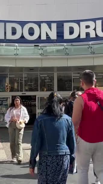 位于加拿大温哥华不列颠哥伦比亚市中心的伦敦药店 人们正在穿过大门 — 图库视频影像