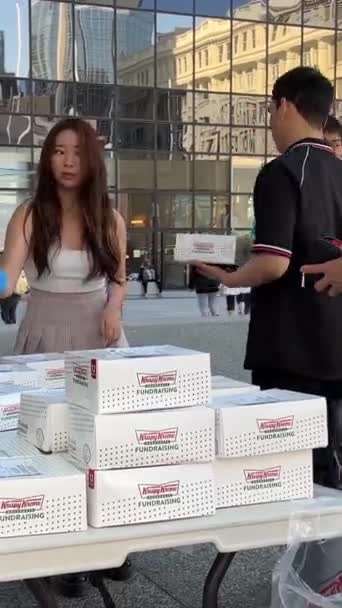 Krespy Kreme Fundraising Young Asian People Sell Donuts Crowd Comes — Stock Video