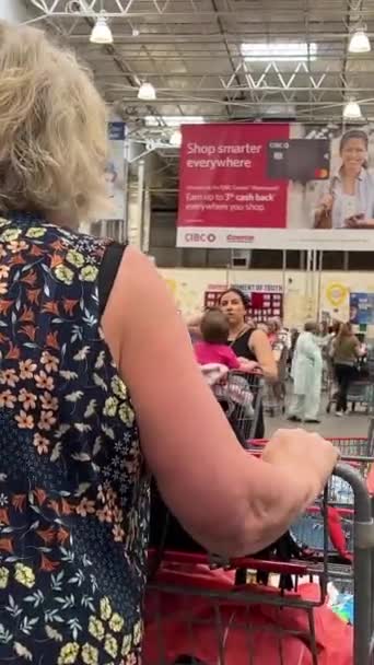 Costco Supermarket Gros Alimente Oamenii Merg Cumpărături Coșuri Mari Ridicând — Videoclip de stoc